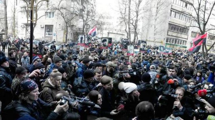 Народ во главе с активистами "Правого сектора" решили припугнуть чиновников. Фото @Zoreslav4yk 