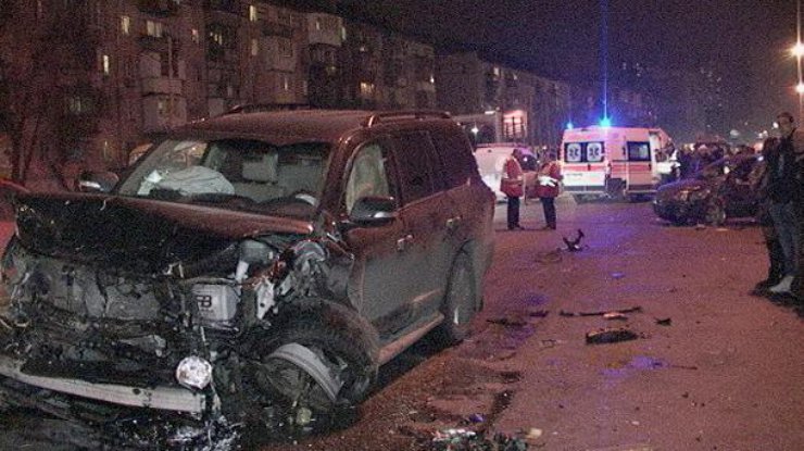 Пьяный водитель внедорожника протаранил три автомобиля. Фото Виталий Мирошниченко lb.ua