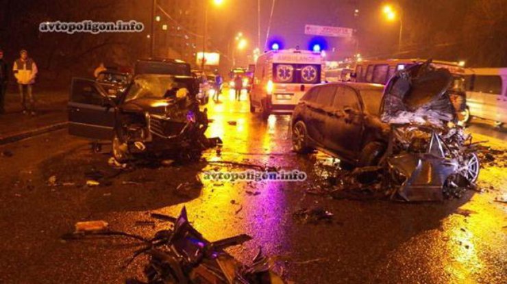 Из-за столкновения все автомобили очень пострадали. Фото avtopoligon.info