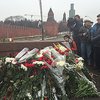 На место убийства Немцова москвичи приносят цветы (фото)