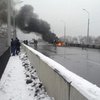 В Донецке на мосту загорелся автомобиль из-за попадания снаряда (фото)