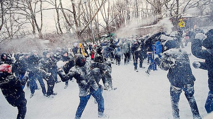 Масштабные снежные бои студенты устраивают каждый год