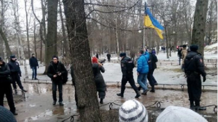 Парня арестовали за флаг Украины. Фото Виталий Беспалов