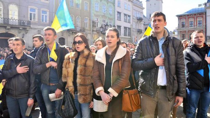Львов вышел к Ратуше исполнить гимн Украины. Фото lvivexpres.com