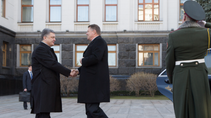 Порошенко договорился с президентом Румынии об упрощении граничного режима