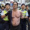 В Гонконге на антикитайском митинге арестованы более 30 человек (фото)