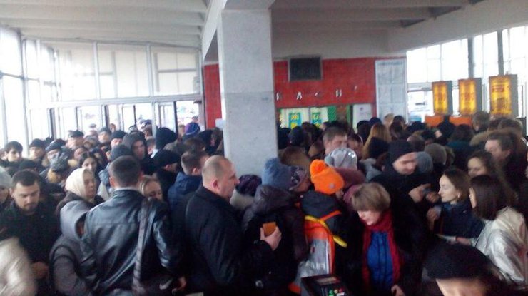 В метро Киева толпа народа толкается из-за жетонов. Фото "Клуб коренного киевлянина"