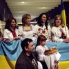 Сборную Украины в Севилье встречали караваем и вышиванками (фото)