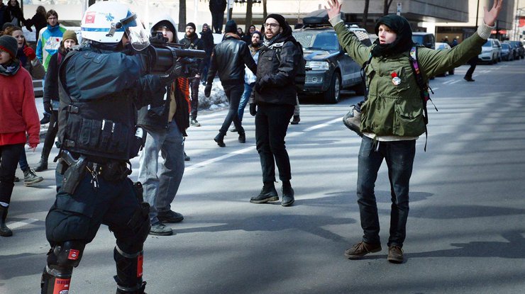 В Монреале протестующие полицейские окружили студентов. фото - So Bad So Good @FB