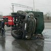 На Дарницком шоссе в Киеве грузовик столкнулся с Mazda и перевернулся (фото)