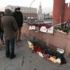 Россияне снова несут цветы к месту гибели Немцова (фото, видео)