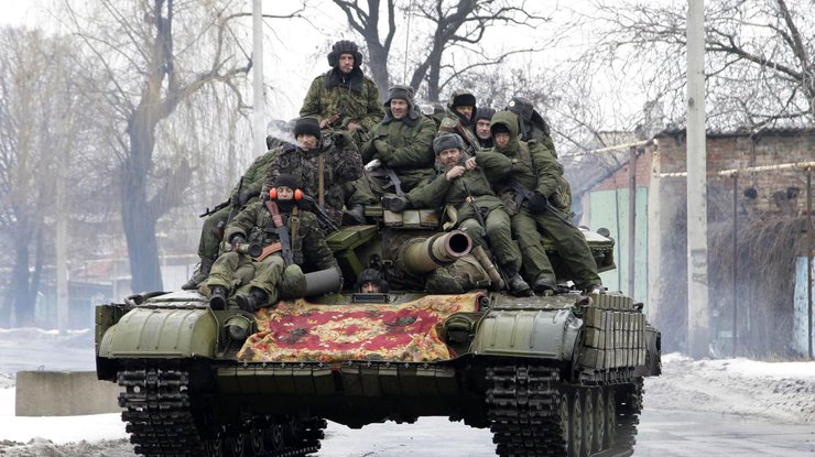 С Кумачево в Победу прибыла колонна танков, БМП и БТР