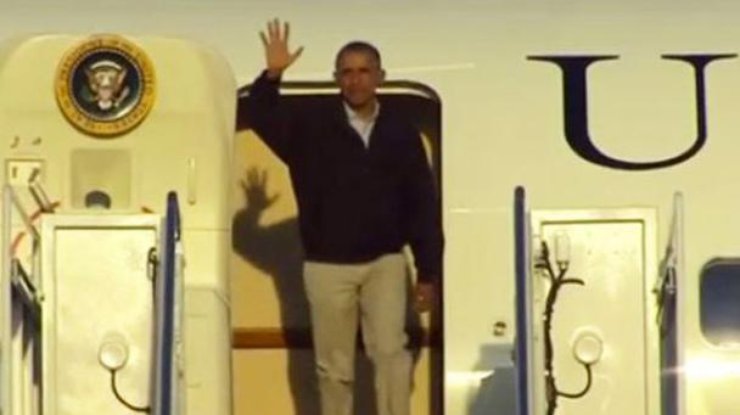 Барак Обама чуть не упал с лестницы самолета. Кадр из видео 