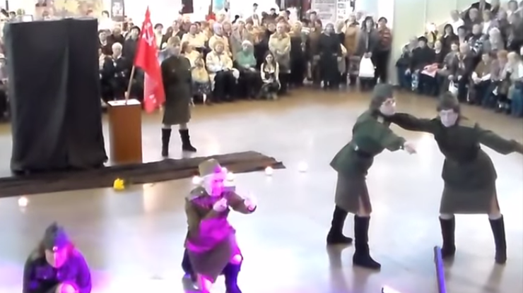 В России бабушки станцевали электронно-кичевый "Танец Победы"