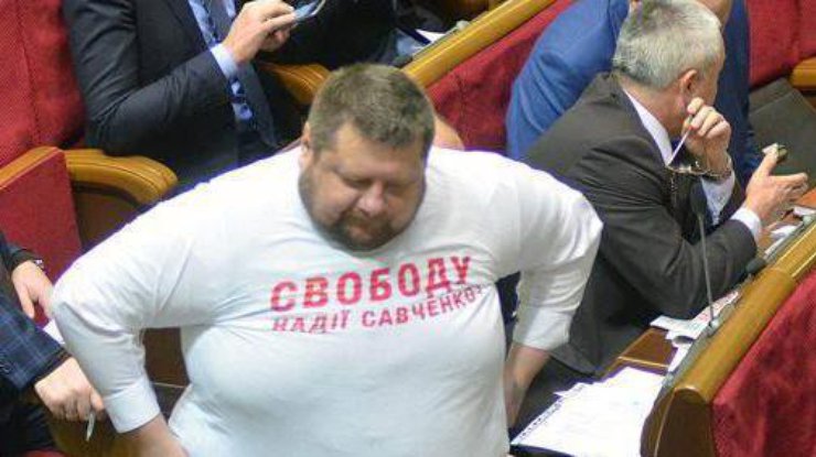 Мосийчук показал что у него под футболкой. Фото Денис Кораблев