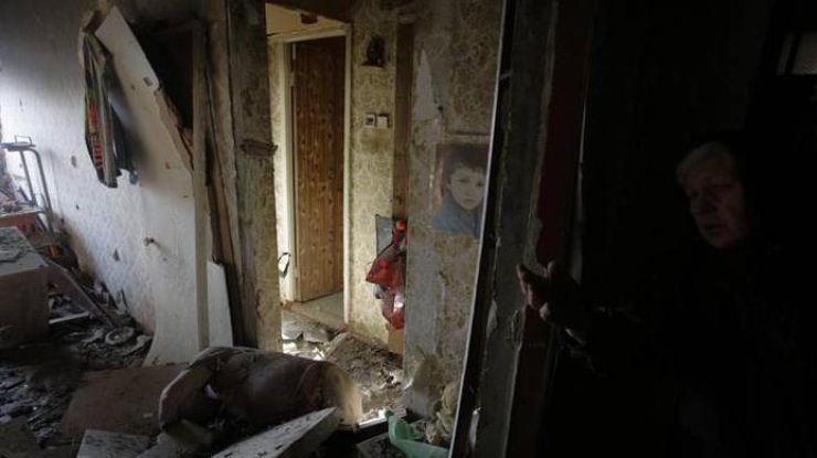 Террористы продолжают обстреливать дома мирных жителей. Фото Анатолия Степанова