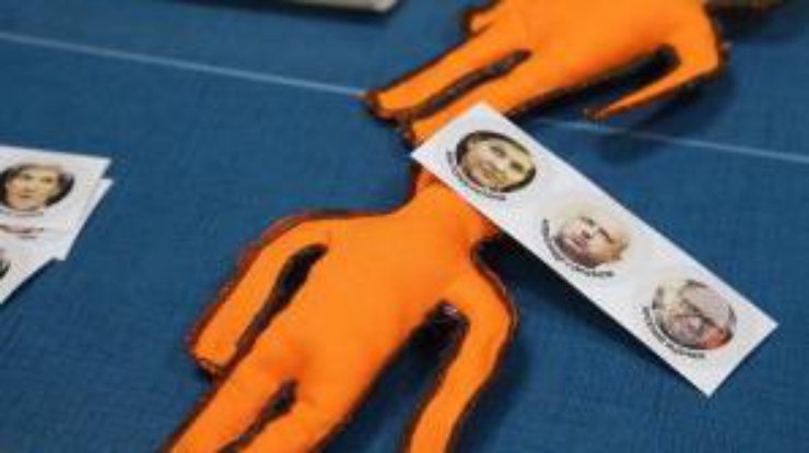 Стоимость одной оранжевой куклы - 16 долларов США. Фото properm.ru