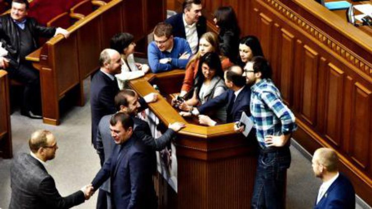 Депутаты заблокировали трибуну из-за исчезнувшего законопроекта. Фото Богдана Бортакова