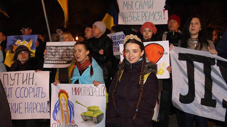 Год назад Луганск боролся с приходящей войной песнями и плакатами. Фото Александра Волчанского