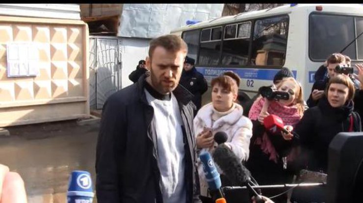 Навальный вышел на свободу после админареста. Фото Twitter/@radiosvoboda