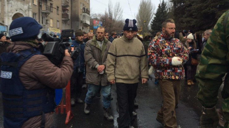 Военные пленные на улицах Донецка