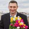 Виталий Кличко с цветами ловил кевлянок на Крещатике (фото)