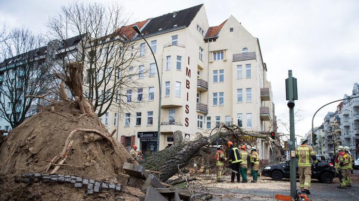 Ураган "Никлас" в Германии погубил троих человек
