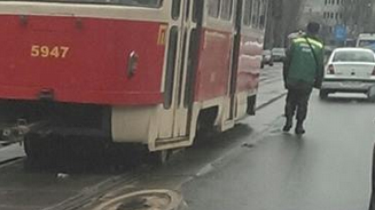 В Киеве трамвай на ходу потерял колесо