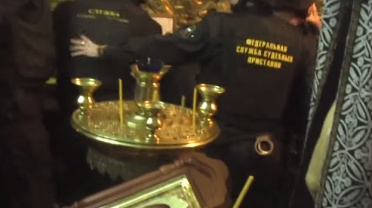В России полиция ворвалась в храм и унесла реликвии