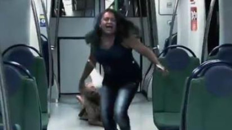 Женщину жестоко разыграли в метро Бразилии. Кадр из видео