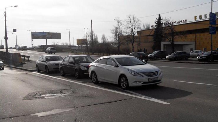Киевляне бросают машины прямо посреди проспекта