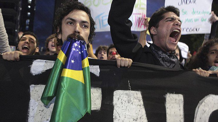 Бразильцы требуют импичмента президента.