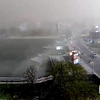 В Хмельницком песчаная буря едва не сбросила с моста людей и транспорт (видео)