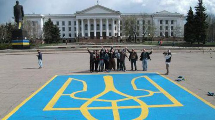 В центре Краматорска нарисовали огромный герб Украины. Фото @kramatorsk_ukr 