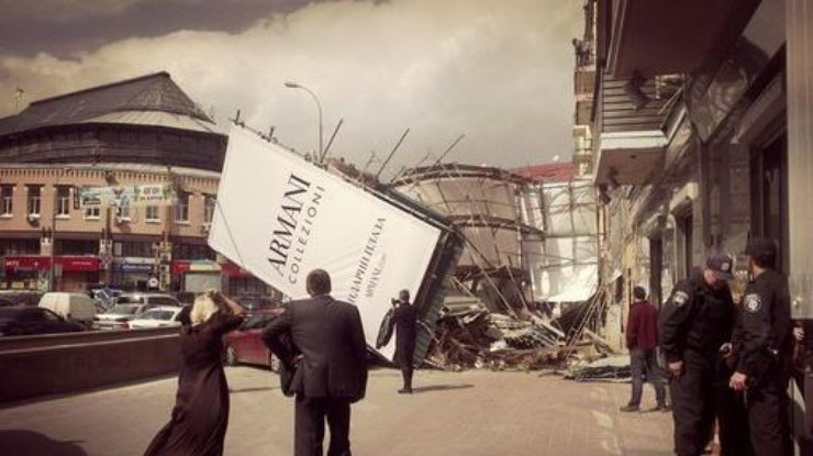 Из-за последствий урагана в Киеве пострадали автомобили и здания