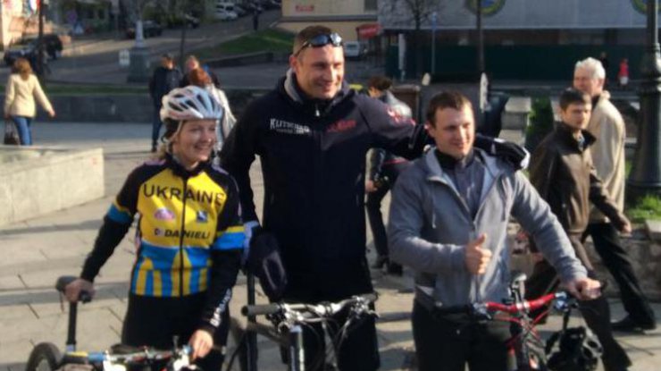 Виталий Кличко поучаствовал в акции "на велосипеде на работу". Фото facebook.com/merkieva