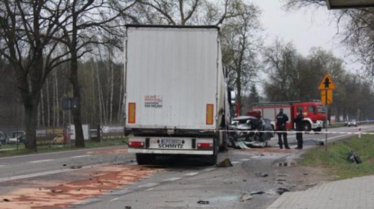 Volkswagen выехал на встречную полосу и столкнулся с грузовиком. Фото lublin.gazeta.pl