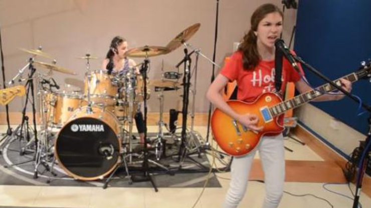 Девочки записали кавер на "Металлику", чтобы заработать на музыкальную школу. Кадр из видео