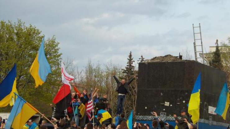 Ленина повалили под радостные возгласы. Фото @StudMedia