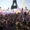 Тясячи участников пробега в Париже обсыпали цветной краской (фото)