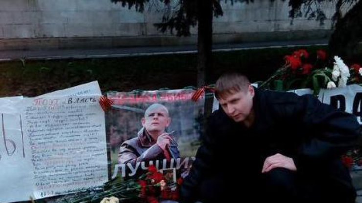 Люди несут цветы и свечи к посольству Украины в Москве