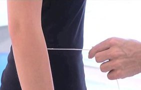 При помощи нитки можно улучшить осанку. Кадр из видео