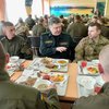 Порошенко пообедал в армейской столовой с солдатами США (фото)