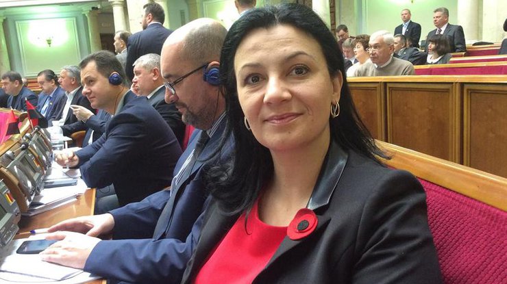 Депутаты пришли с красными маками на одежде. Фото Ирины Геращенко