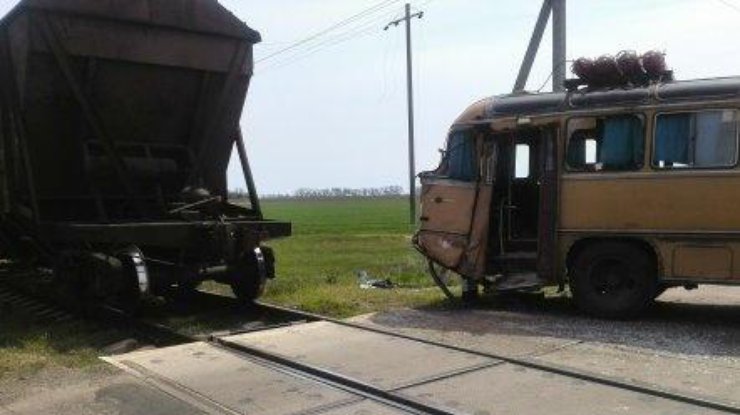 В результате аварии погибла пассажирка автобуса. Фото kn.ks.ua 