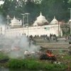 У Непалі масово спалюють тіла загиблих