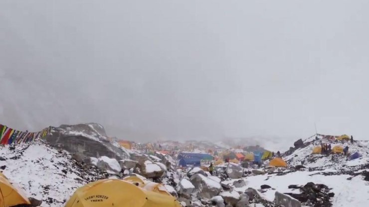 Лагерь альпинистов накрыло лавиной