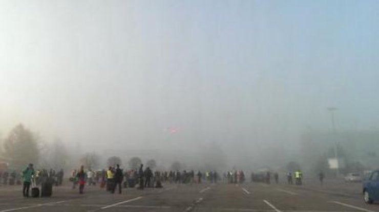 Угроза взрыва и плохая погода заблокировали работу аэропорта в Риге