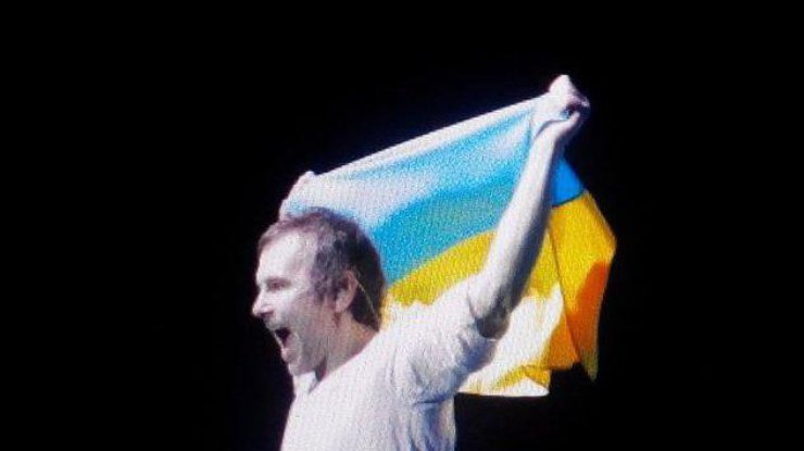Вакарчук вышел на сцену с флагом Украины. Фото @belamova