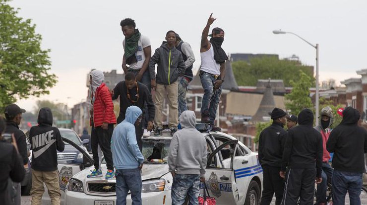 Жители Балтимора мстят полиции за убийство афроамериканца Грея. Фото epa.eu